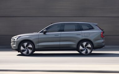 Le Volvo EX90 est long de 5,04 m. C'est 12 cm de plus que le Volvo XC90.