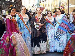 Un groupe de falleras.